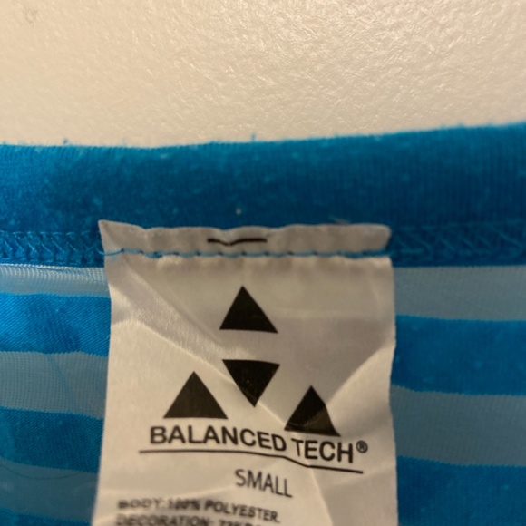 3 for 1 bundle. Size small mesh over shirts and plum leggings. - Picture 5 of 5